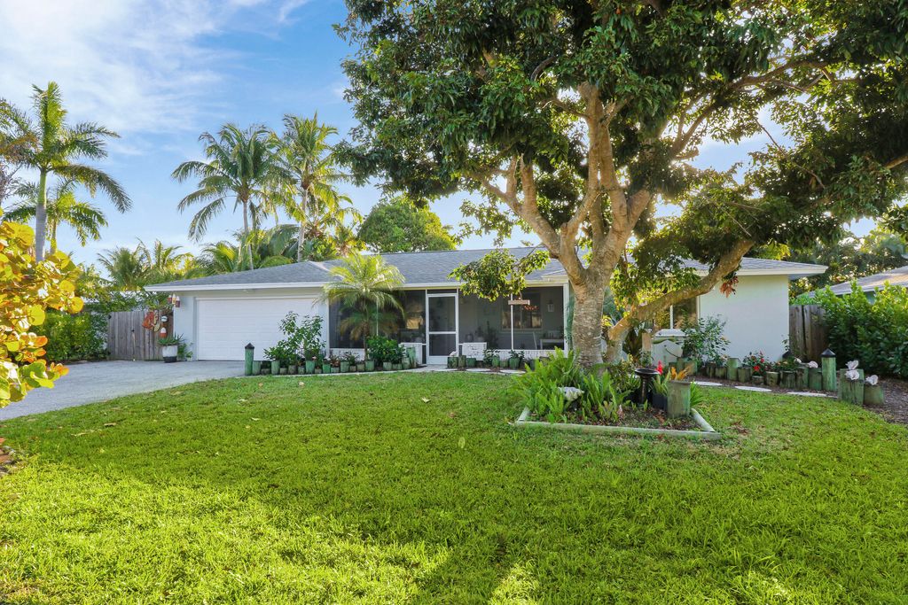 Photo of 366 Maple Avenue, Tequesta, FL 33469 (MLS # R10971038)