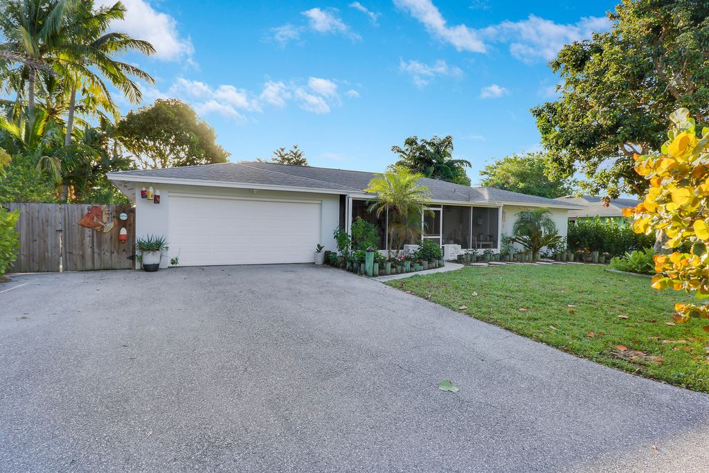 Photo of 366 Maple Avenue, Tequesta, FL 33469 (MLS # R10971038)