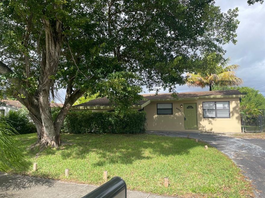 RECENTLY REMODELED 3 BEDROOMS AND 2.5 BATHROOMS. FRESHLY PAINTED, NEW PVC LAMINATE FLOORS, NEW  KITCHEN CABINETS, NEW COUNTER TOPS, NEW STAINLESS STEEL KITCHEN APPLIANCES, NEW WASHER AND DRYER. CLOSE TO SHOPPING CENTER AND HIGHWAYS. NO HOA. BIG YARD FOR POOL OR TO EXPAND.