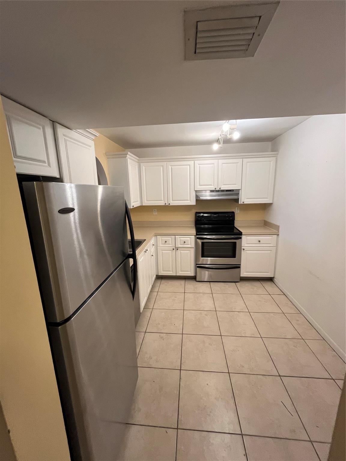 Nice 1/1.5 in a fantastic location in the heart of Plantation, not far from the new Plantation Walk, close to Plantation mall, great schools, and convenient highway access. Secure complex with nice pool, spa and gym. Quiet Top floor unit, close to laundry facility. Vinyl floors throughout, central air, great unit, lots of space.
680+ score required, no pets.
Equal housing opportunity