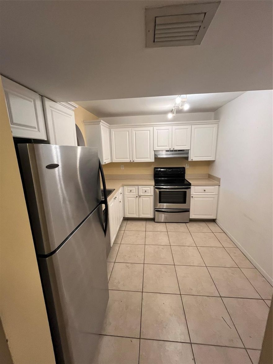 Nice 1/1.5 in a fantastic location in the heart of Plantation, not far from the new Plantation Walk, close to Plantation mall, great schools, and convenient highway access. Secure complex with nice pool, spa and gym. Quiet Top floor unit, close to laundry facility. Vinyl floors throughout, central air, great unit, lots of space.
680+ score required, no pets.
Equal housing opportunity