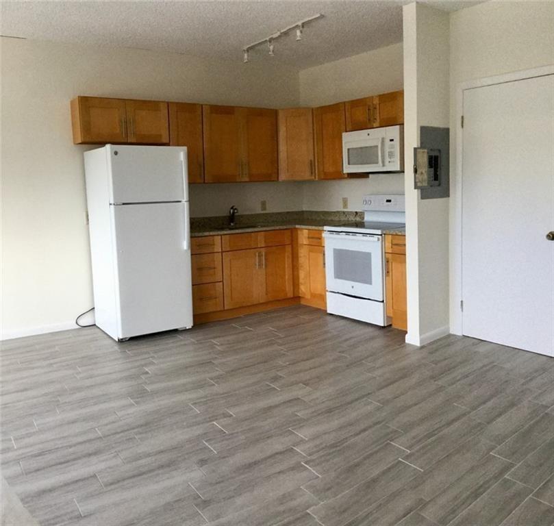 Beautiful, modern, spacious, bright, fully equipped. One bedroom / one Bathroom apartment on the very well-known Commercial Boulevard / A1A; waking distance to: the beach, restaurants, entertainment, boutiques, grocery stores, pharmacies, bakeries, banks, Aruba Restaurant.