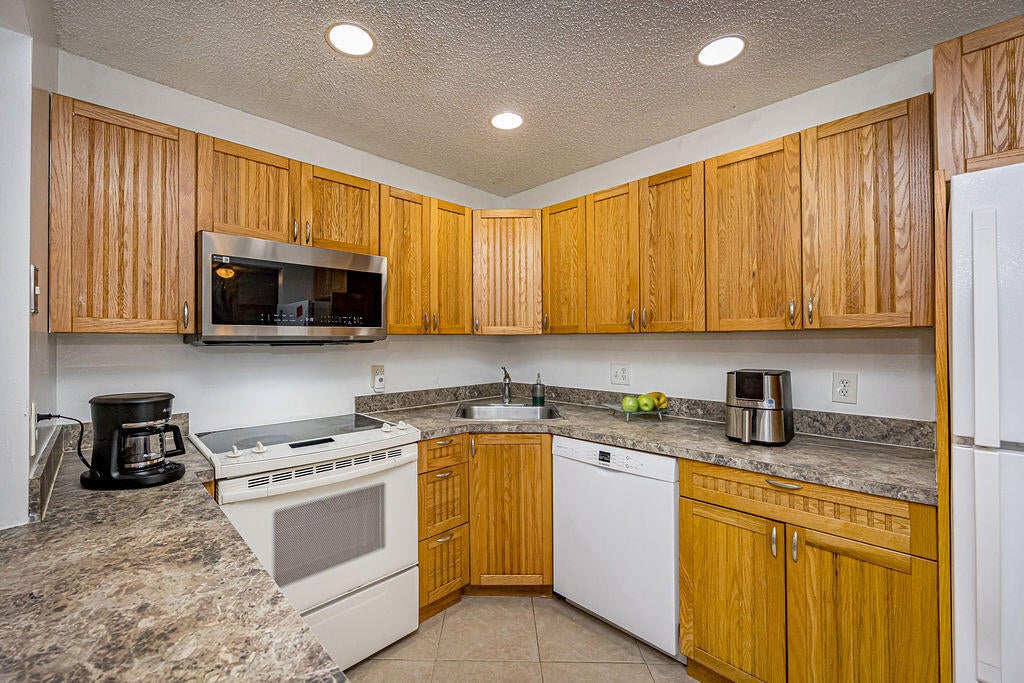 Properties 539 Shady Pine Way B2