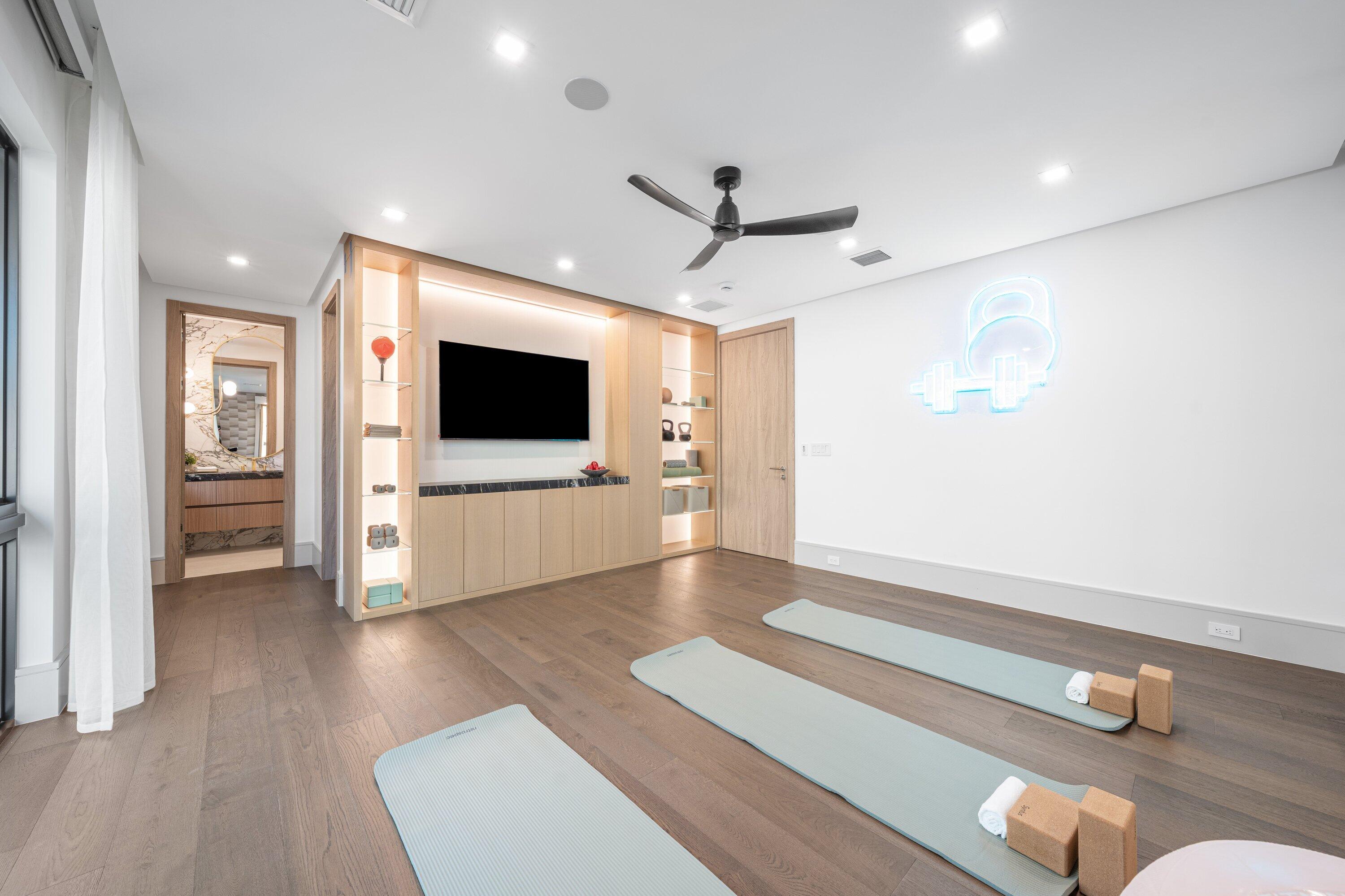 ROYAL PALM YACHT & COUNTRY CLUB - Residential