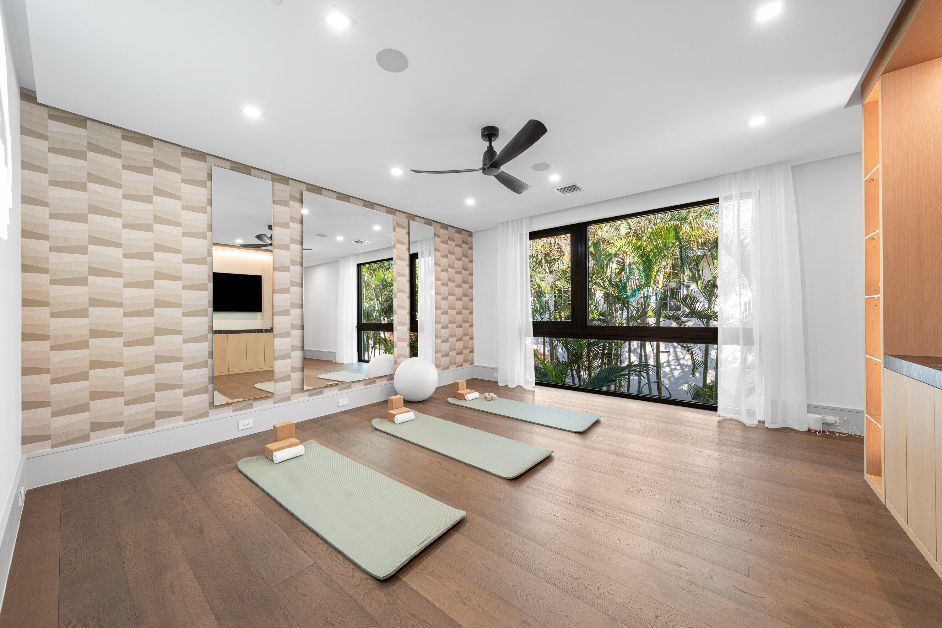 ROYAL PALM YACHT & COUNTRY CLUB - Residential