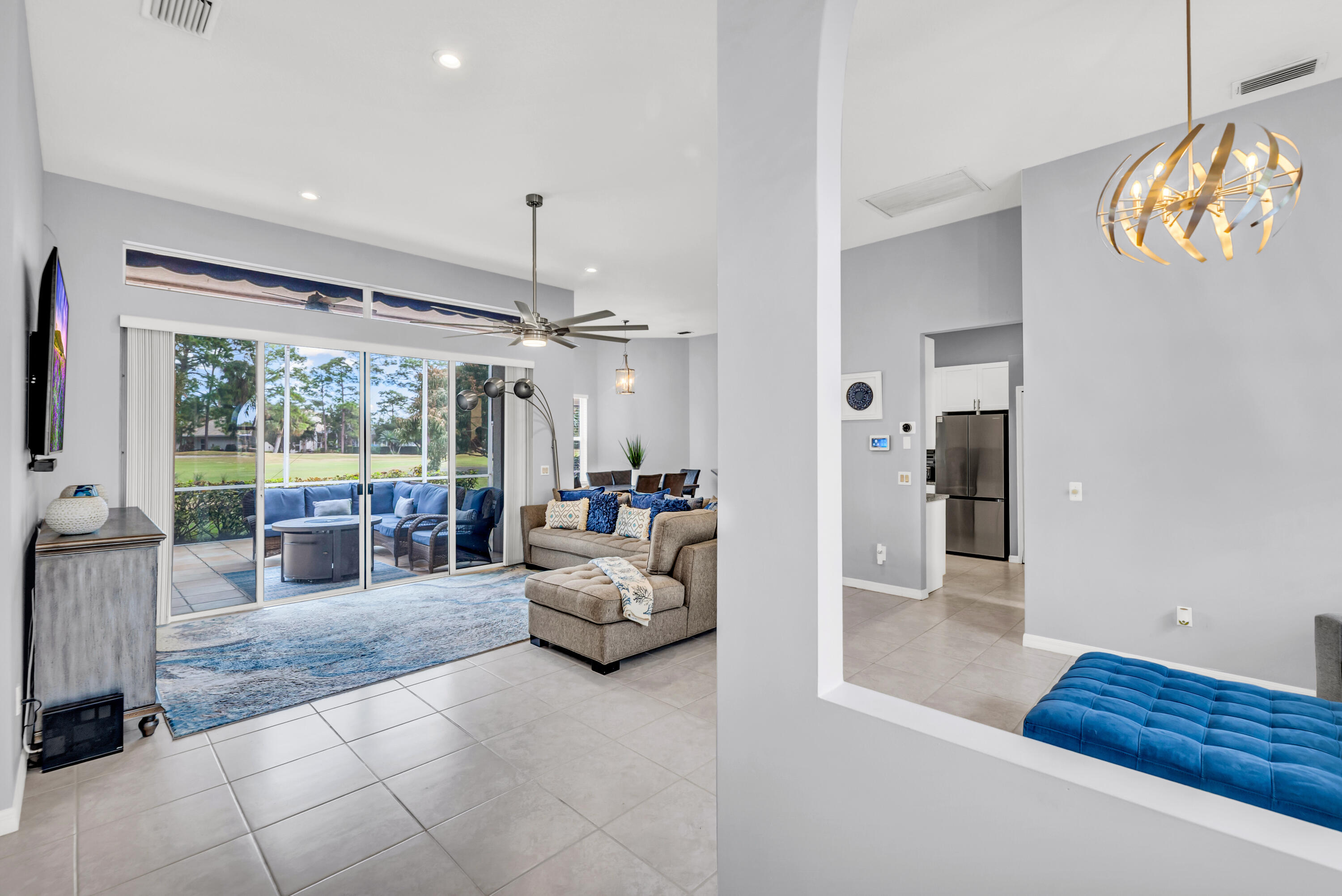 COUNTRY CLUB POINTE - Residential