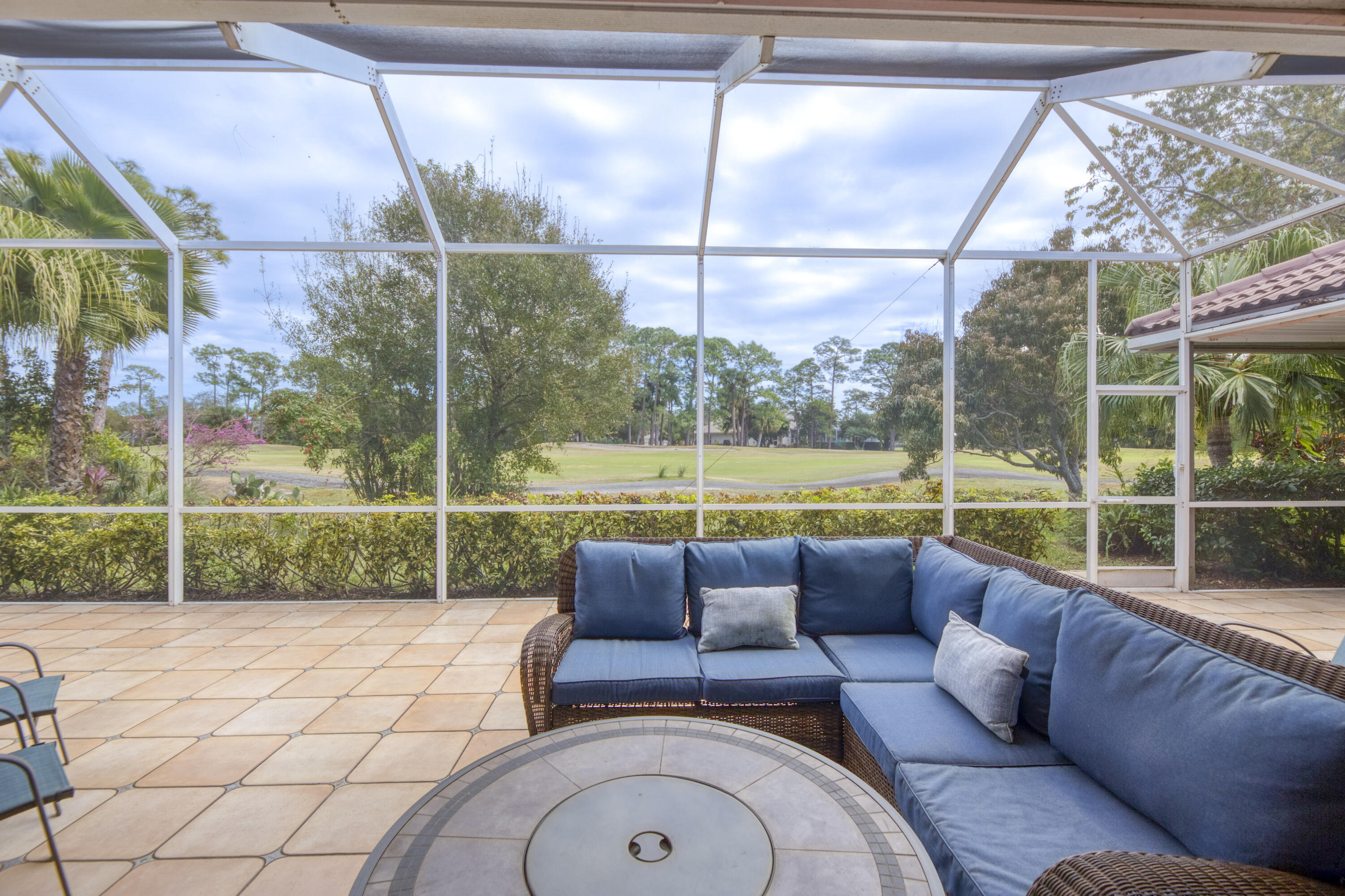 COUNTRY CLUB POINTE - Residential