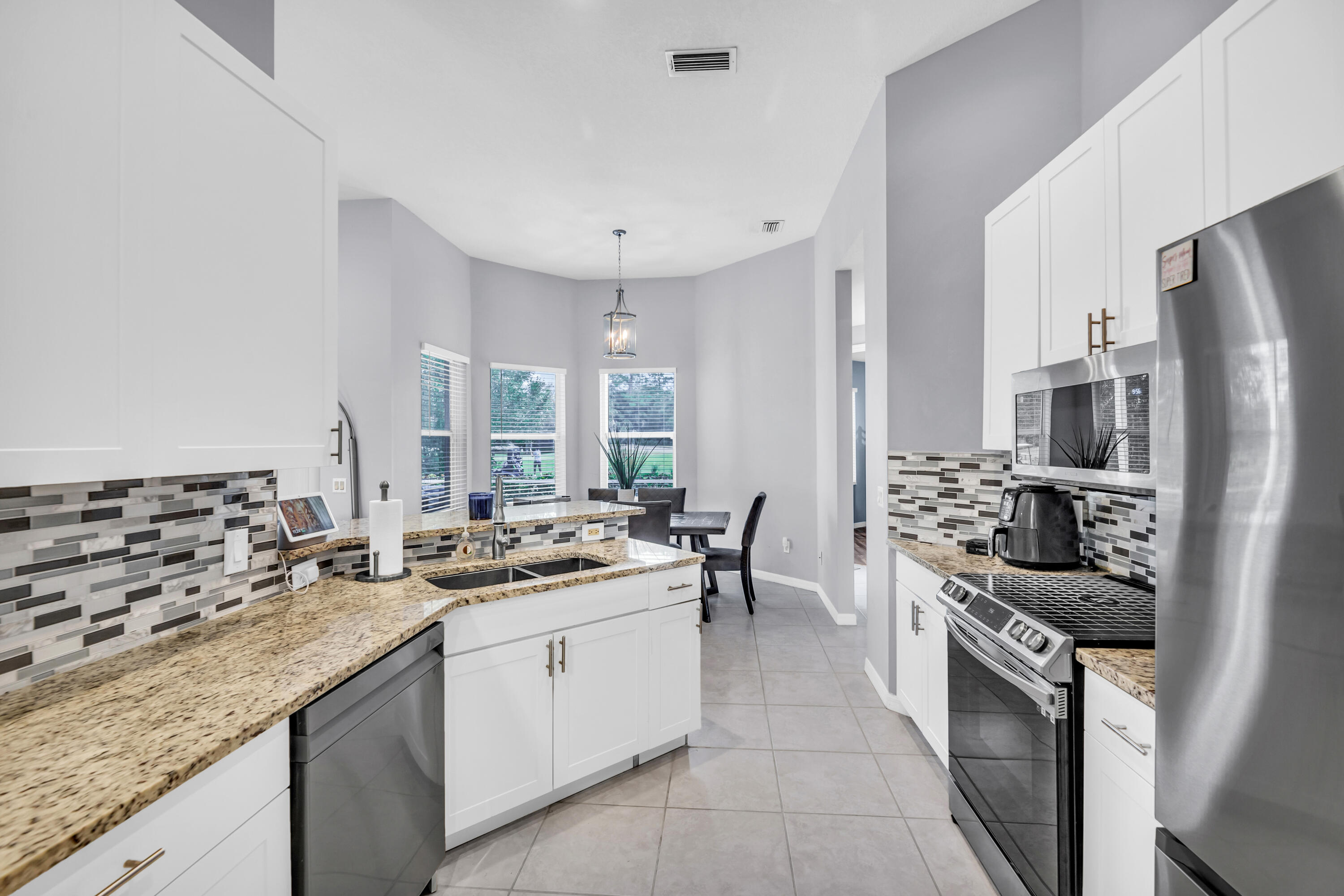 COUNTRY CLUB POINTE - Residential