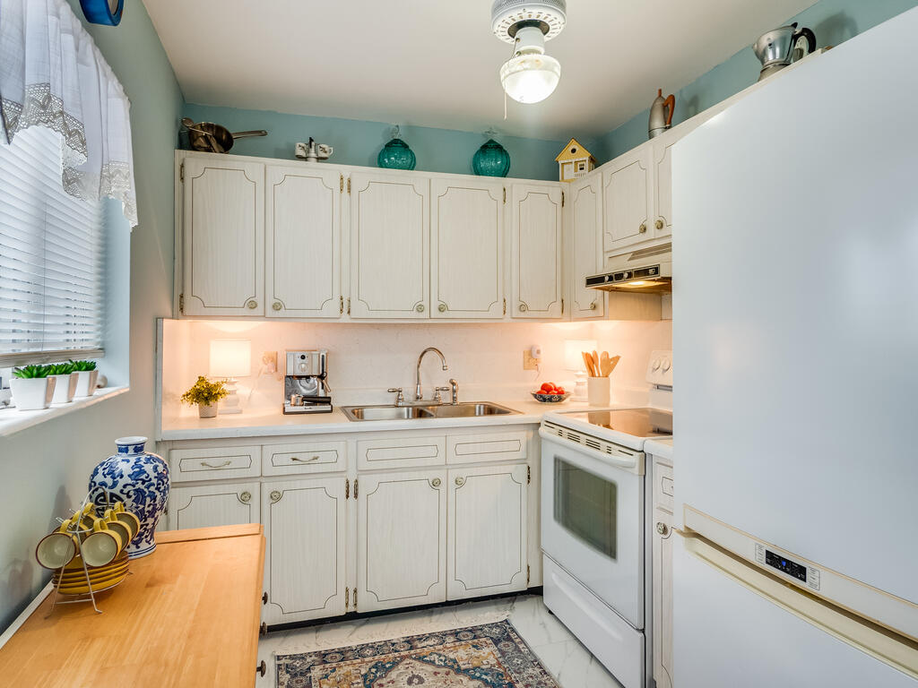 MURRY HILLS APT BLDG CONDO - Residential