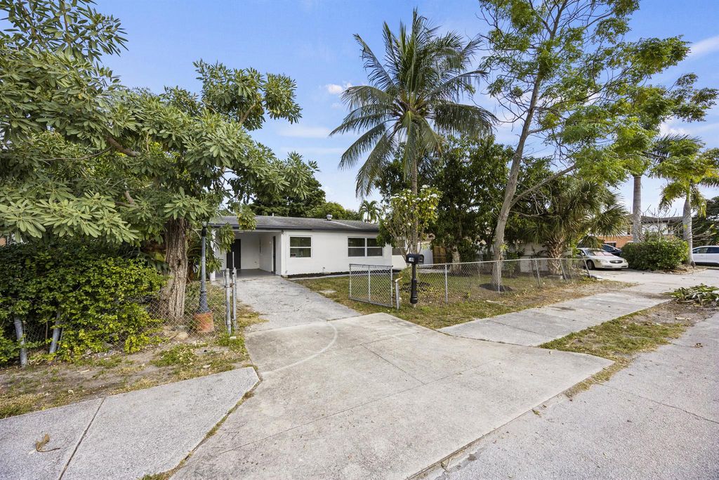 Photo of 349 SW 11th Avenue, Delray Beach, FL 33444 (MLS # R11142497)