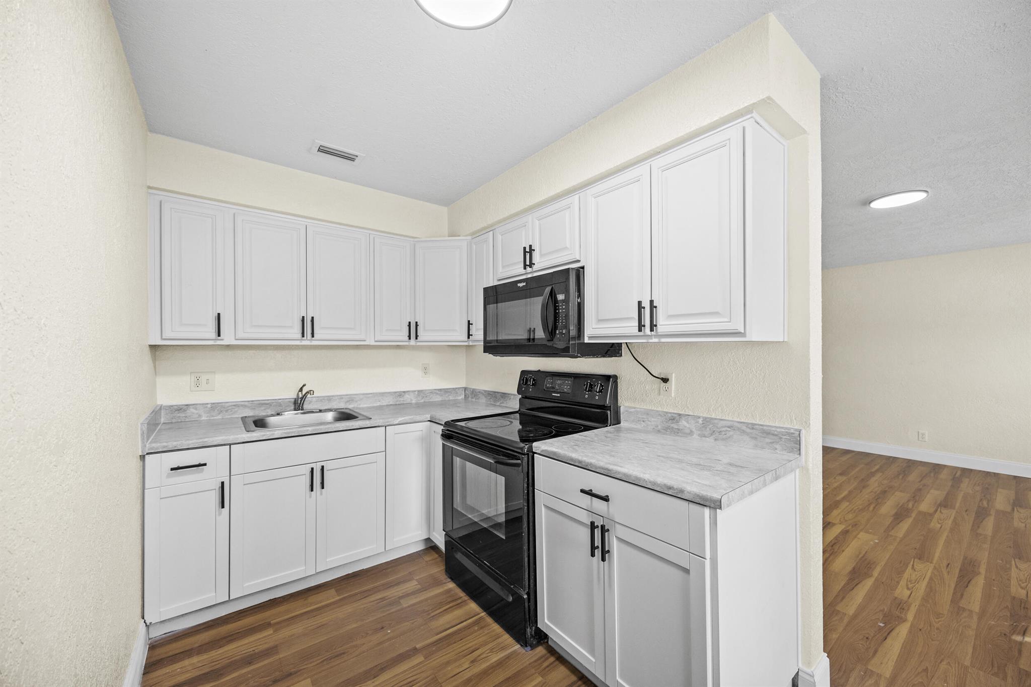 BELLEHAVEN UNIT B IN - Residential