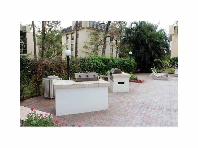 AMAZING CORNER UNIT, READY TO MOVE IN!. 3/2 IN SECOND FLOOR WITH ELEVATORS.