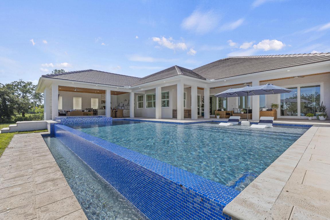 2821 SE North Lookout Boulevard