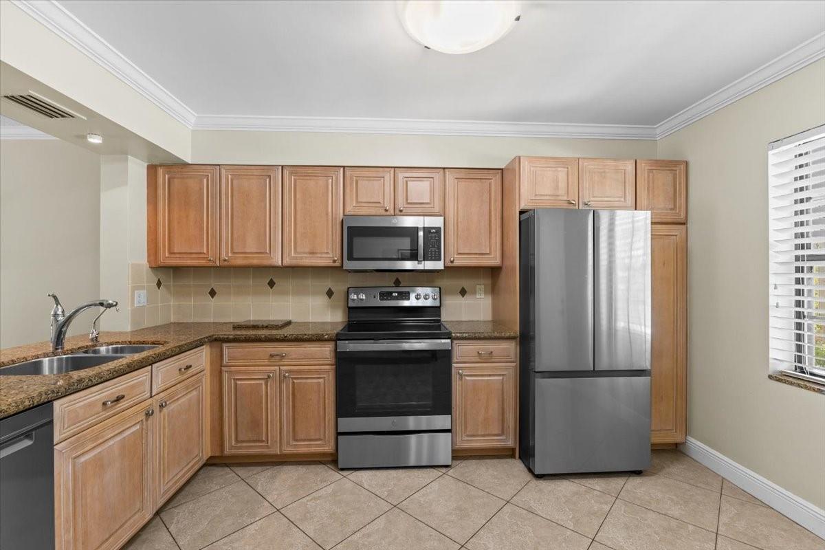 3118 Florida Blvd 101-B, Delray Beach, FL, 33483/$319,000 4 3118 Florida Blvd 101-B