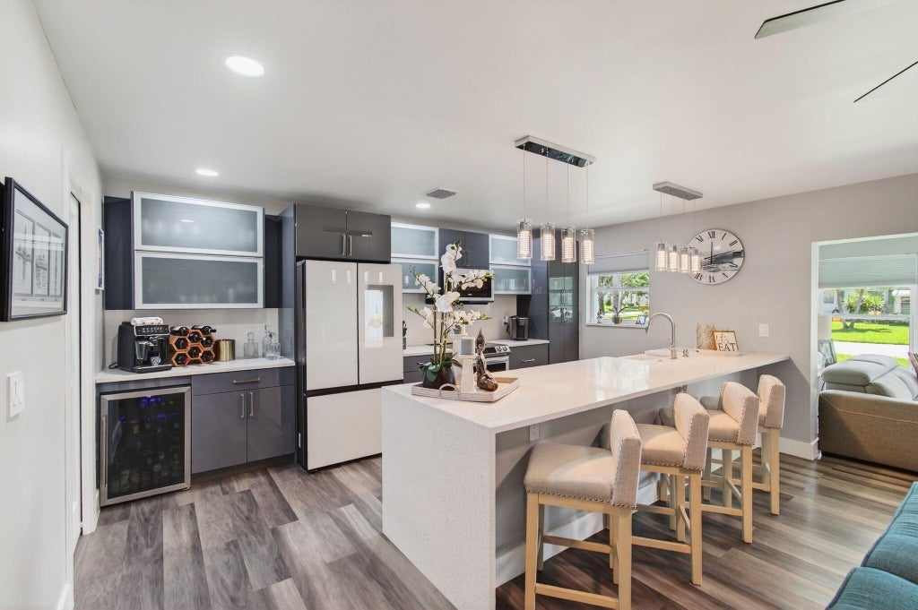 Photo of 1170 S Drive Circle #B, Delray Beach, FL 33445 (MLS # R11102108)