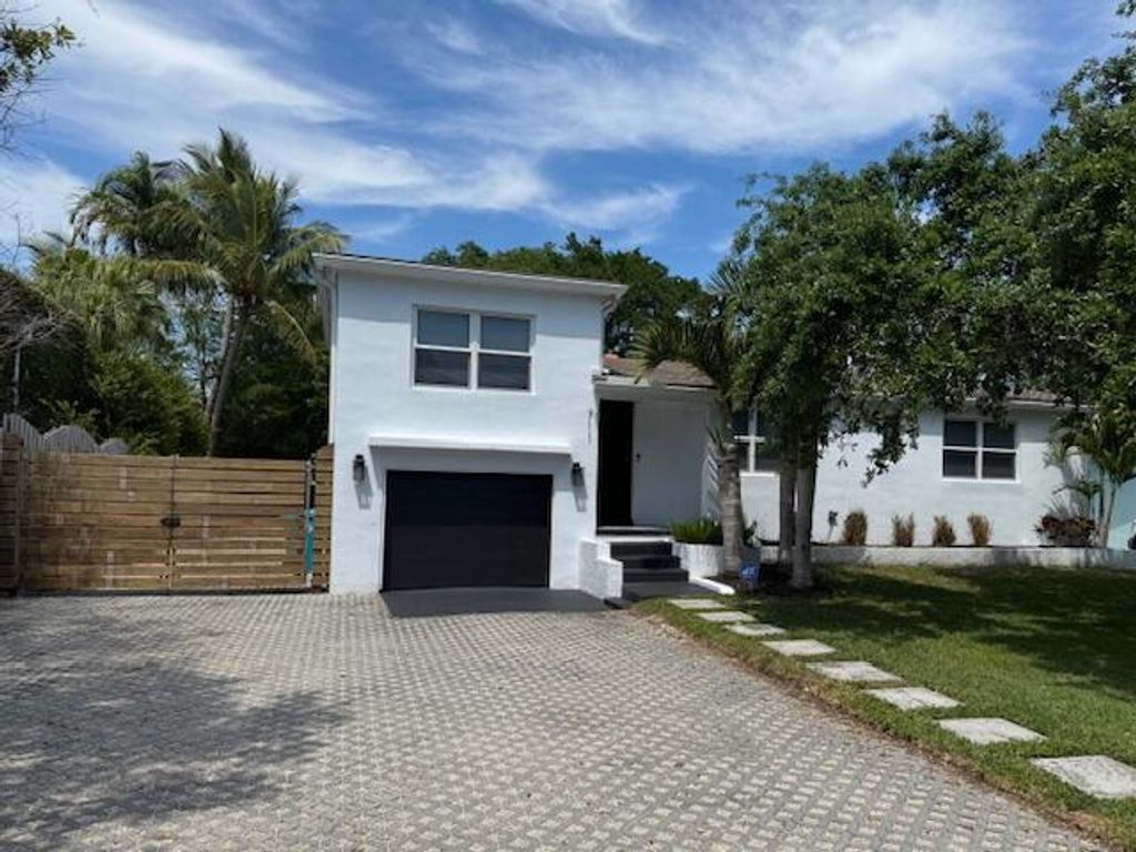 Photo of 711 NE 8th Avenue, Boynton Beach, FL 33435 (MLS # B26010454)