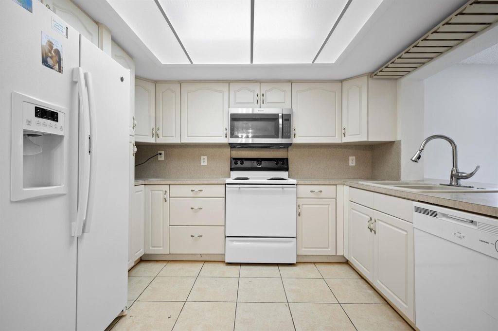 Photo of 816 NW 8th Avenue, Boynton Beach, FL 33426 (MLS # R10972809)