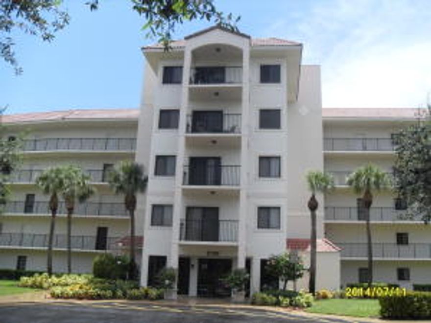 East Delray Beach furnished seasonal condo with lake view!  Both bedrooms have en suite baths, master has king bed 2nd bedroom has 2 full.  3 month min for season. Great unit in a great location!!  Community is located east of I95 close to Downtown Delray Beach's famous Atlantic Ave!