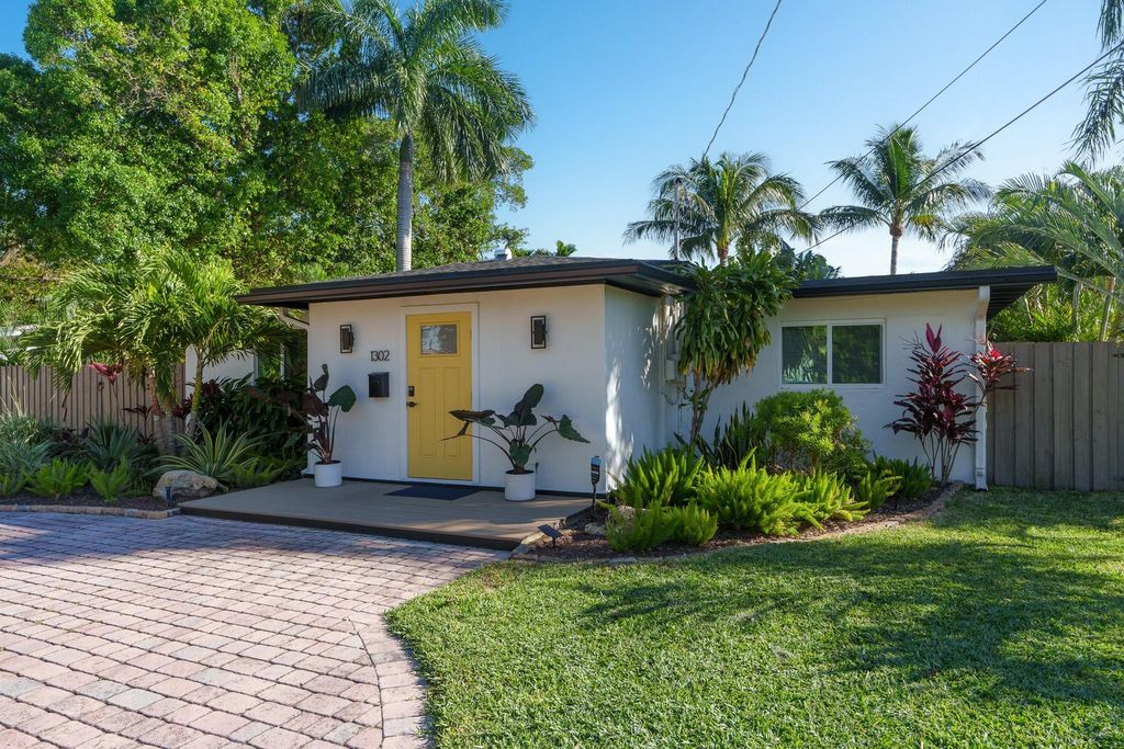 Photo of 1302 NE 33rd Street, Oakland Park, FL 33334 (MLS # F10420959)