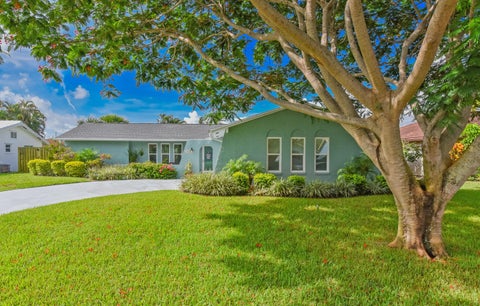 Photo of 4368 Hawthorn Avenue, Palm Beach Gardens, FL 33410 (MLS # B26061372)