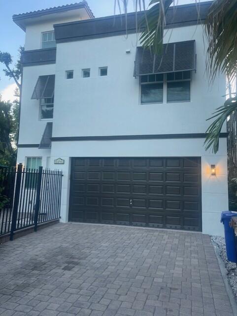 Conveniently located in Tarpon River, feet from the New River, this spacious 3-bedroom 3-bathroom home offers easy walkable access to Las olas, Broward Performing Arts Center, Publix, Bars and restaurants. Enjoy the pool downstairs or hang out/bbq/and sunbath on the enormous roof top over-looking the Downtown Fort Lauderdale.