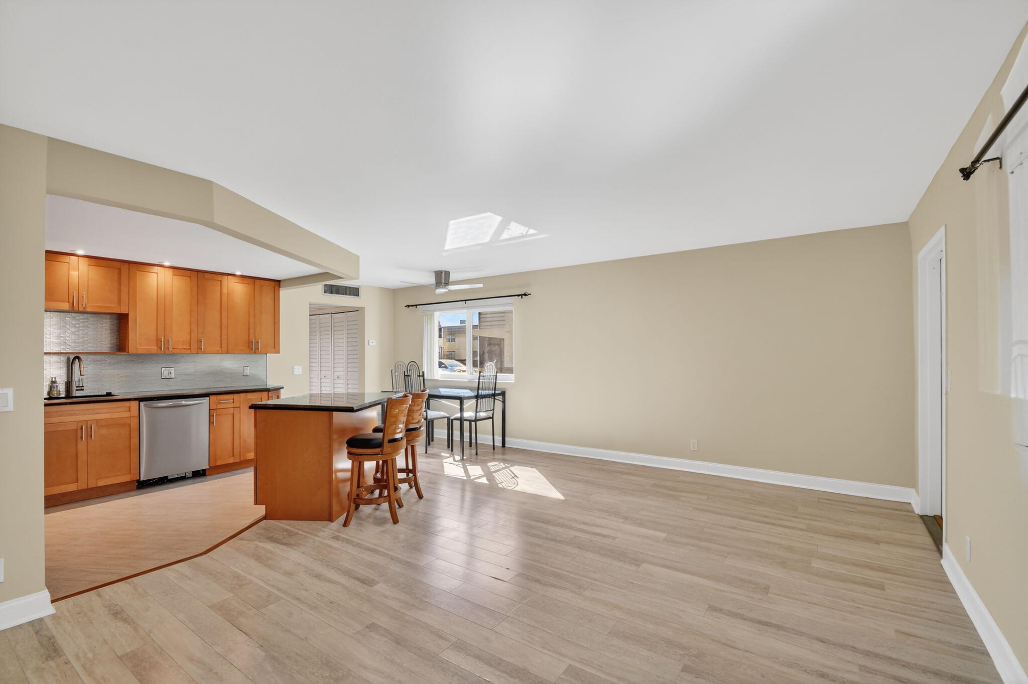 KINGS POINT SAXONY CONDOS - Residential