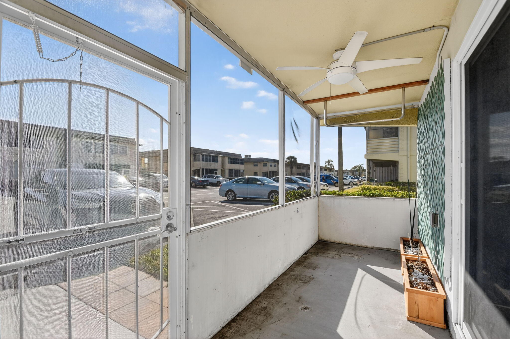 KINGS POINT SAXONY CONDOS - Residential