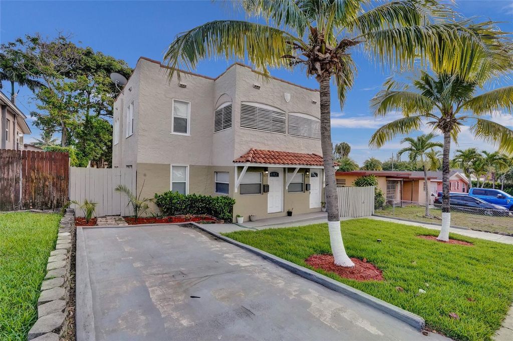 Photo of 924 Mcintosh Street, West Palm Beach, FL 33405 (MLS # B26027584)
