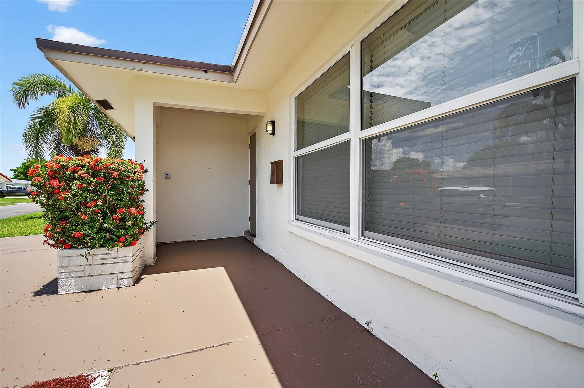 5714 NW 70th Ter, Tamarac, FL, 33321/$459,990 3 5714 NW 70th Ter