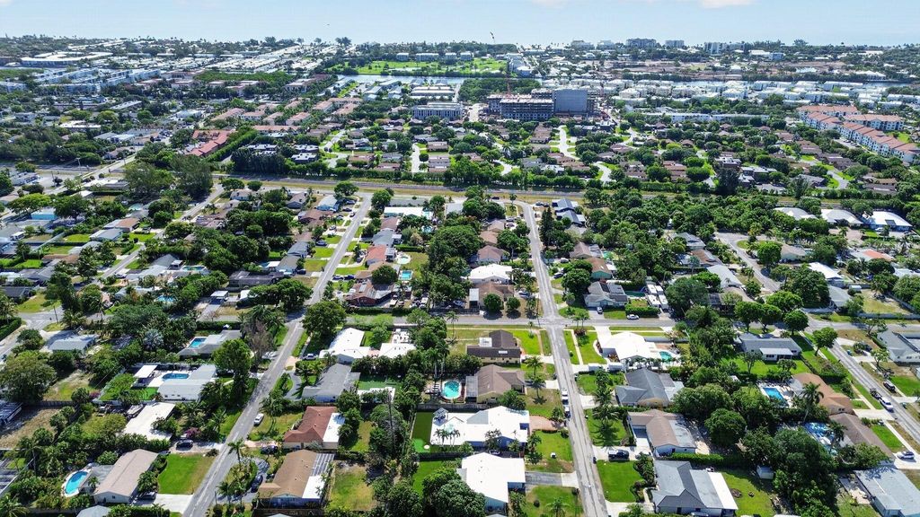 Photo of 159 SE 26th Avenue, Boynton Beach, FL 33435 (MLS # B26032803)