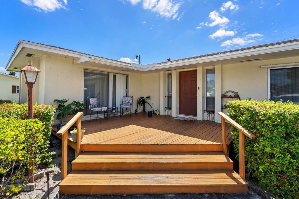 Photo of 1675 E Breezy Lane, West Palm Beach, FL 33417 (MLS # B26019722)