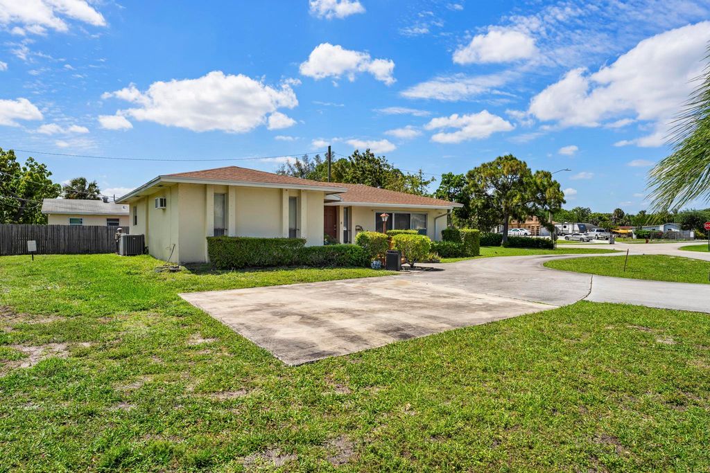 Photo of 1675 E Breezy Lane, West Palm Beach, FL 33417 (MLS # B26019722)