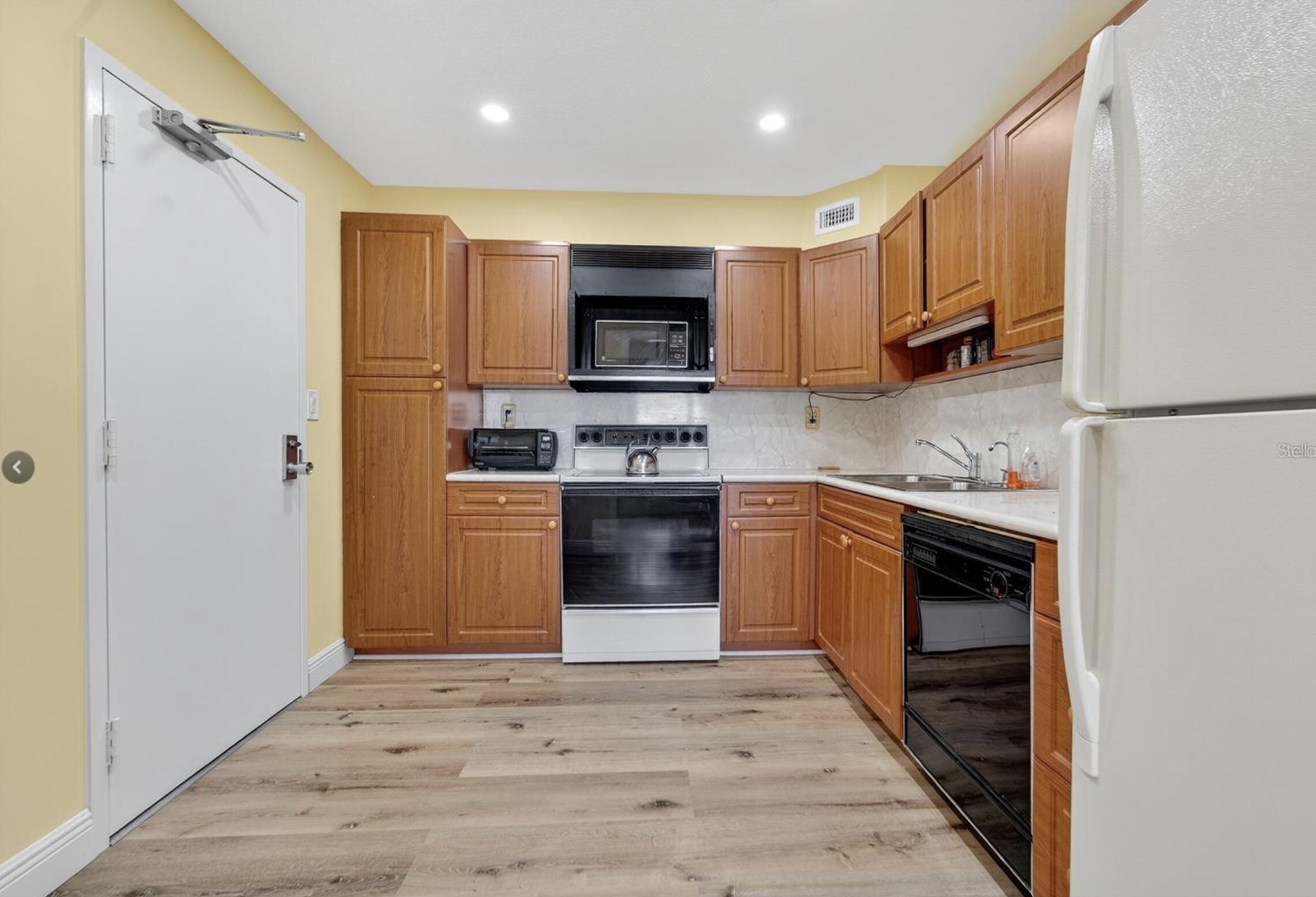 COUNTRY CLUB TOWER OF CORAL - Residential