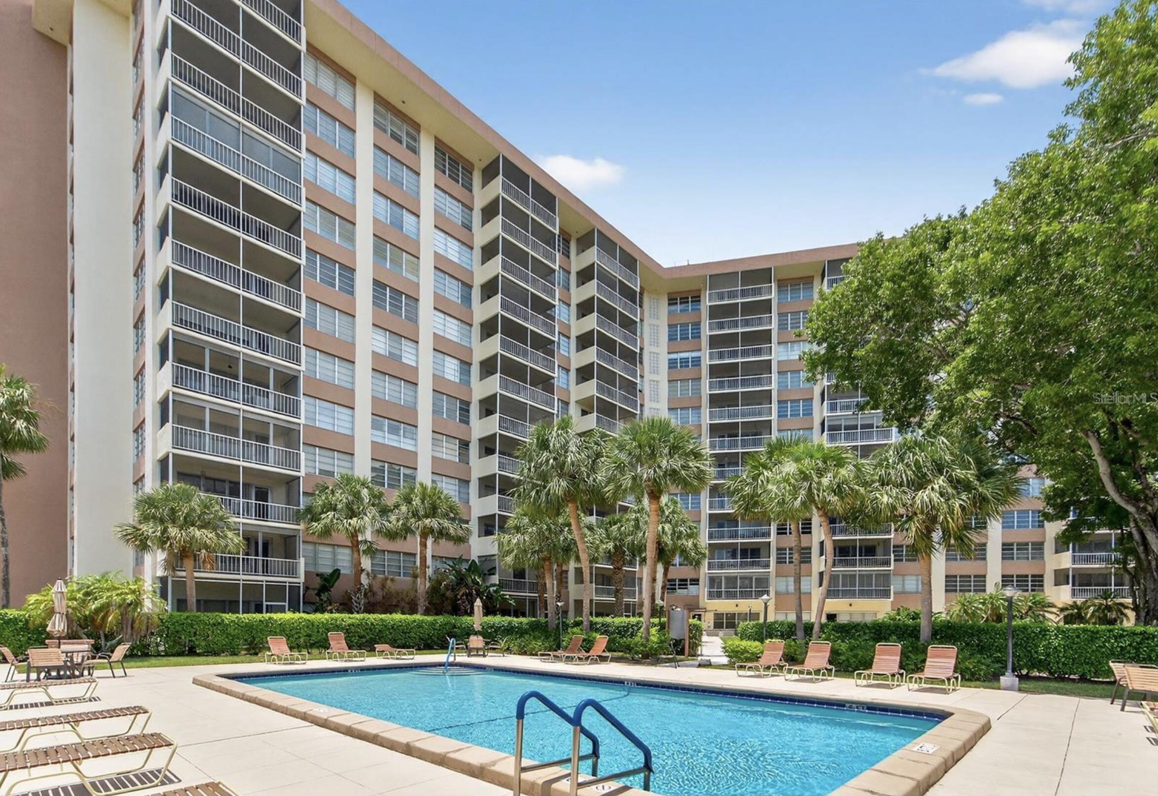 COUNTRY CLUB TOWER OF CORAL - Residential