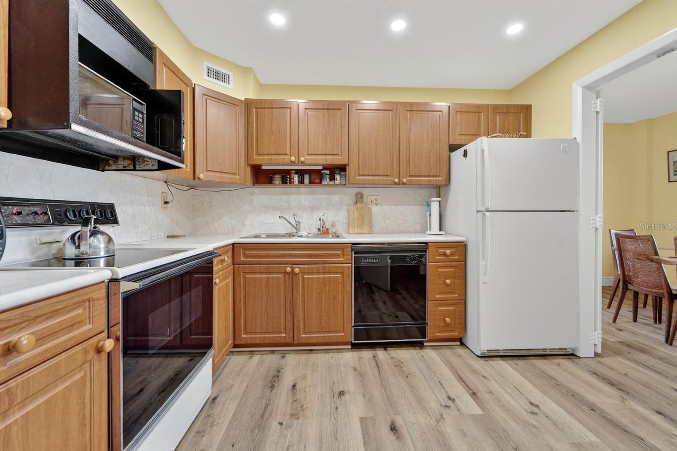 COUNTRY CLUB TOWER OF CORAL - Residential