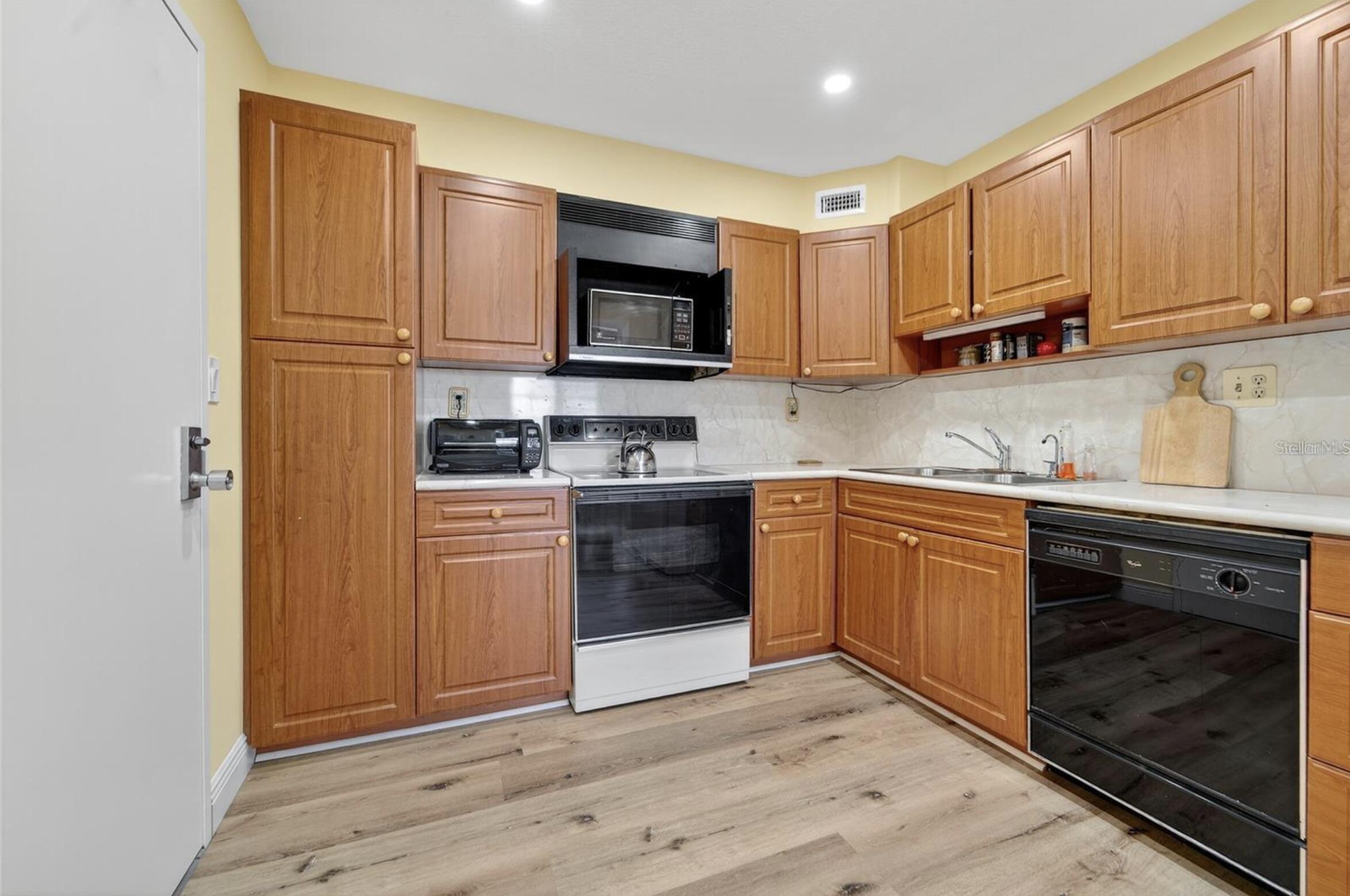 COUNTRY CLUB TOWER OF CORAL - Residential