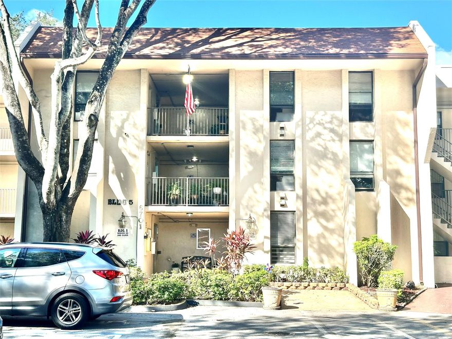 Welcome to your peaceful retreat in the heart of Tamarac! This beautifully maintained 2-bedroom, 2-bath top-floor condo offers panoramic golf and lake views from a spacious screened balcony — perfect for morning coffee or evening sunsets. Inside, enjoy a bright and open living/dining area, large ensuite bedroom, and a modern kitchen with updated appliances. The home is move-in ready, freshly cleaned, and ideal for a buyer or seasonal resident seeking tranquility and convenience.
Located in Concord Village, a 55+ active adult community, residents enjoy access to the pool, clubhouse, fitness center, and walking paths surrounded by lush landscaping. Conveniently situated near shopping, dining, and medical centers, this property combines comfort, location, and lifestyle