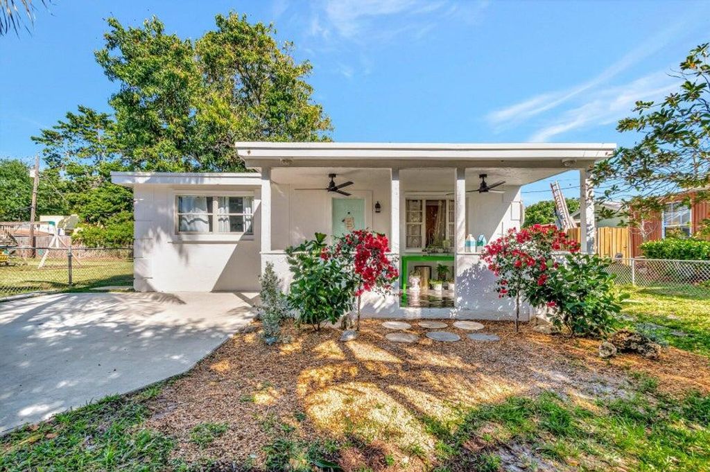 Photo of 237 SW 3rd Avenue, Delray Beach, FL 33444 (MLS # R11168204)