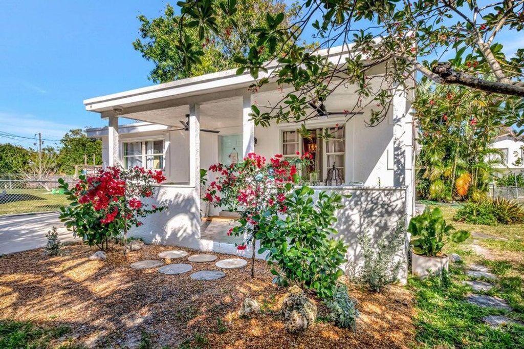 Photo of 237 SW 3rd Avenue, Delray Beach, FL 33444 (MLS # R11168204)