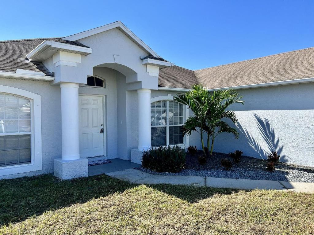 Photo of 532 SW Kabot Avenue, Port Saint Lucie, FL 34953 (MLS # R10940377)