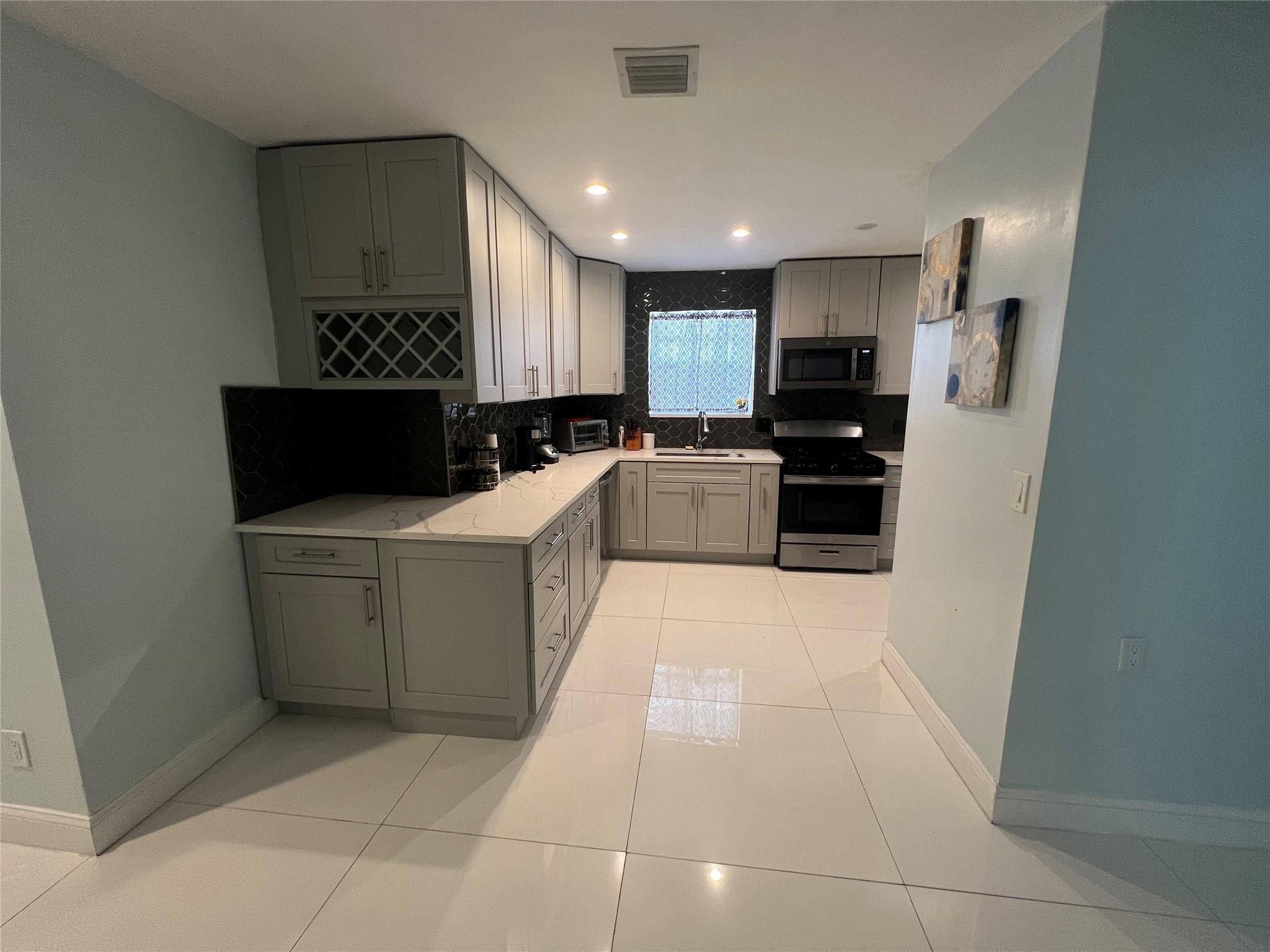 HOLLYWOOD - Residential Lease