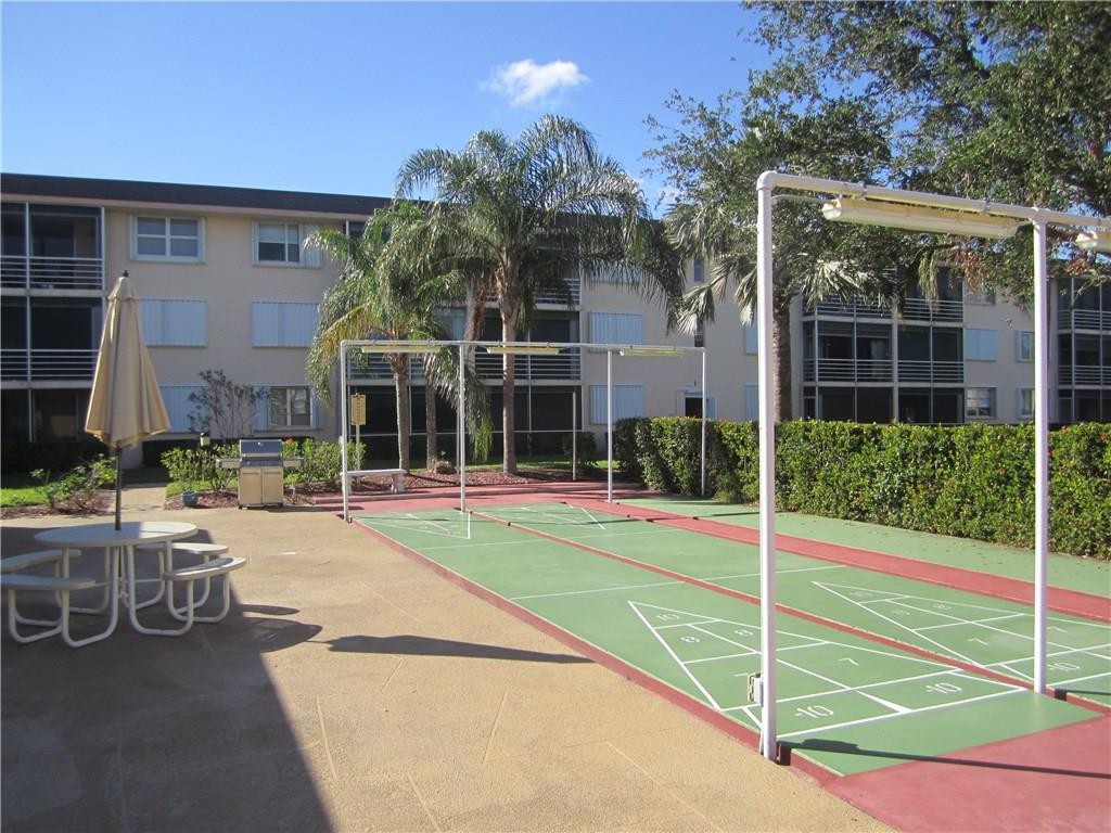 Lighthouse Point Plaza - Residential