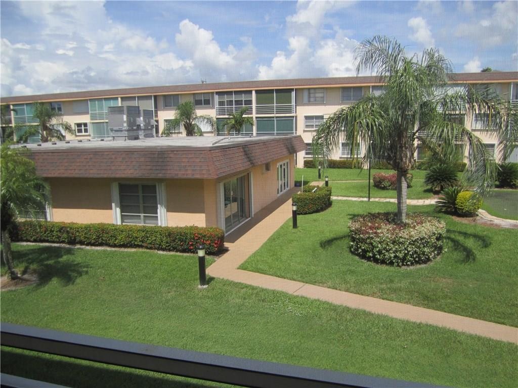 Lighthouse Point Plaza - Residential