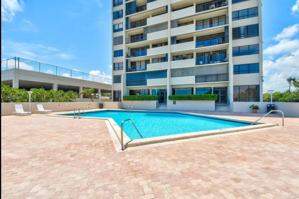 Photo of 5600 N Flagler Dr #707, West Palm Beach, FL 33407 (MLS # B26020509)