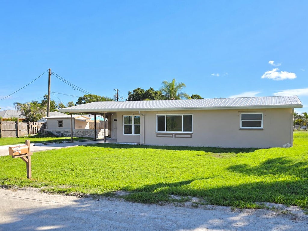 Photo of 4651 SE CHATHAM Avenue, Stuart, FL 34997 (MLS # B26078268)