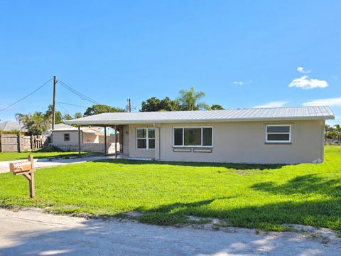 Photo of 4651 SE CHATHAM Avenue, Stuart, FL 34997 (MLS # B26078268)