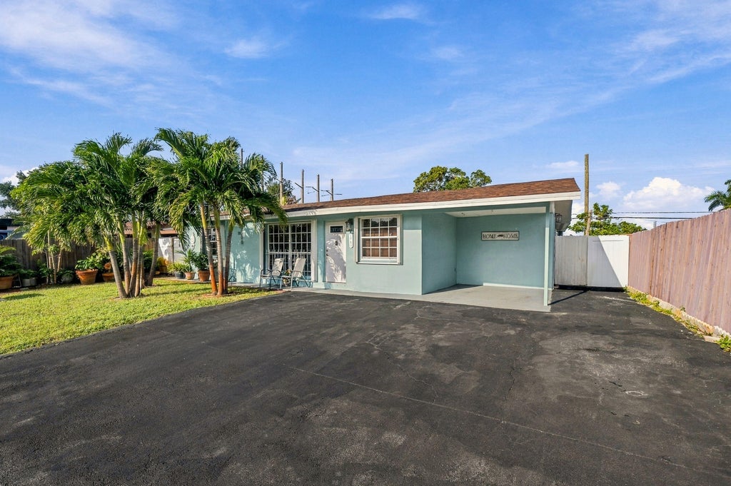 Photo of 1761 SW 50th Avenue, Fort Lauderdale, FL 33317 (MLS # B26094709)