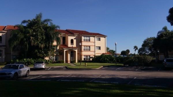 Beautiful unit with an amazing Golf View!!! High ceilings, washer and dryer inside unit. The Complex with 2 pools, jacuzzi, gym, tennis court and clubhouse. Golf area and very peaceful environment, this place a fabulous option for a nice home. 3rd floor unit. Freshly painted. Great location. 620 Credit Score required by Association