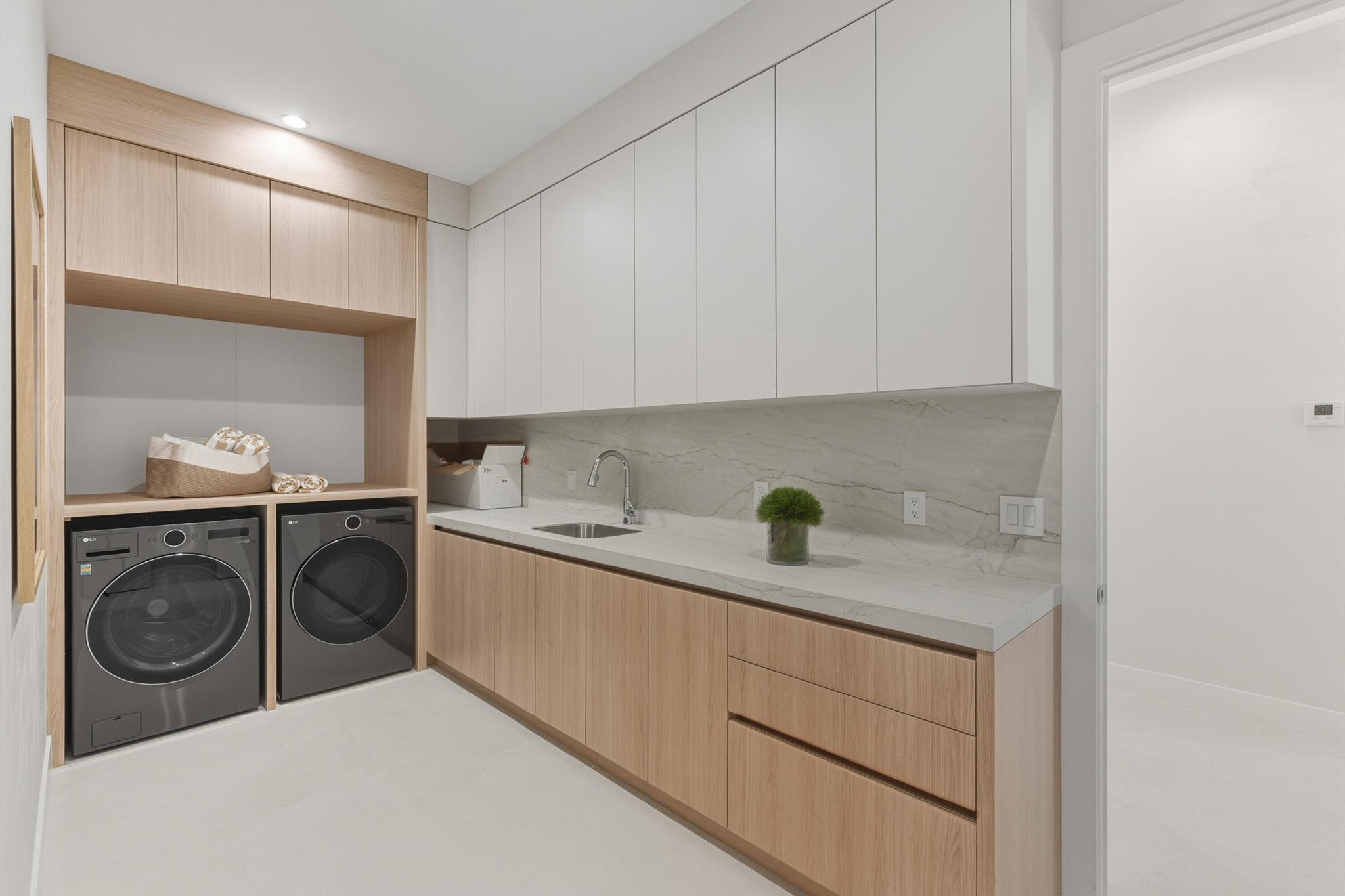 KINGS COURT REPLAT - Residential