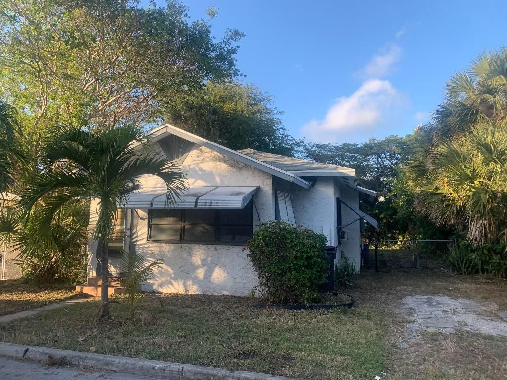 Photo of 621 Wilmot Street, West Palm Beach, FL 33405 (MLS # R11153729)